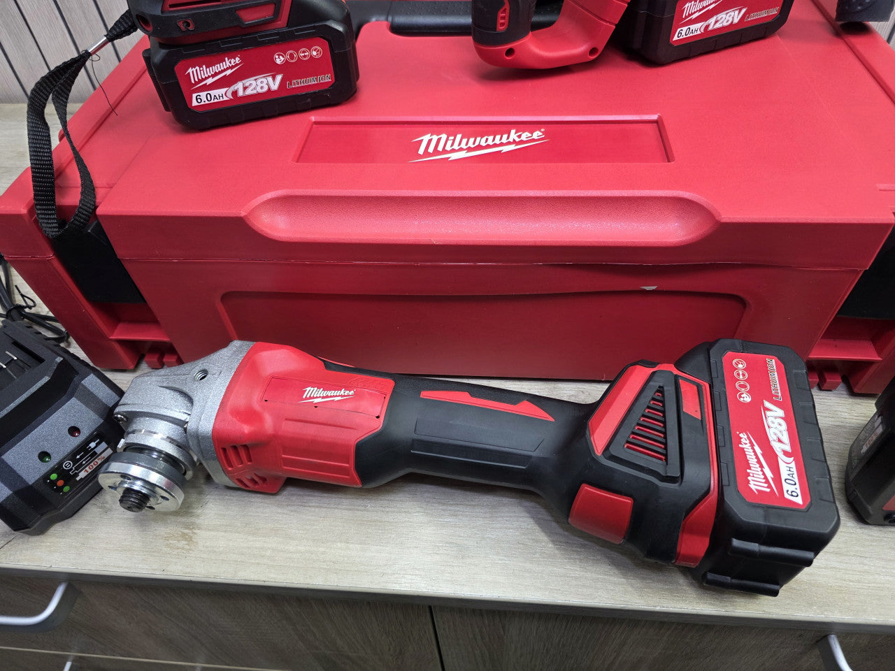 Milwaukee AKU Set 4u1 – Bušilica, Brusilica, Odvijač